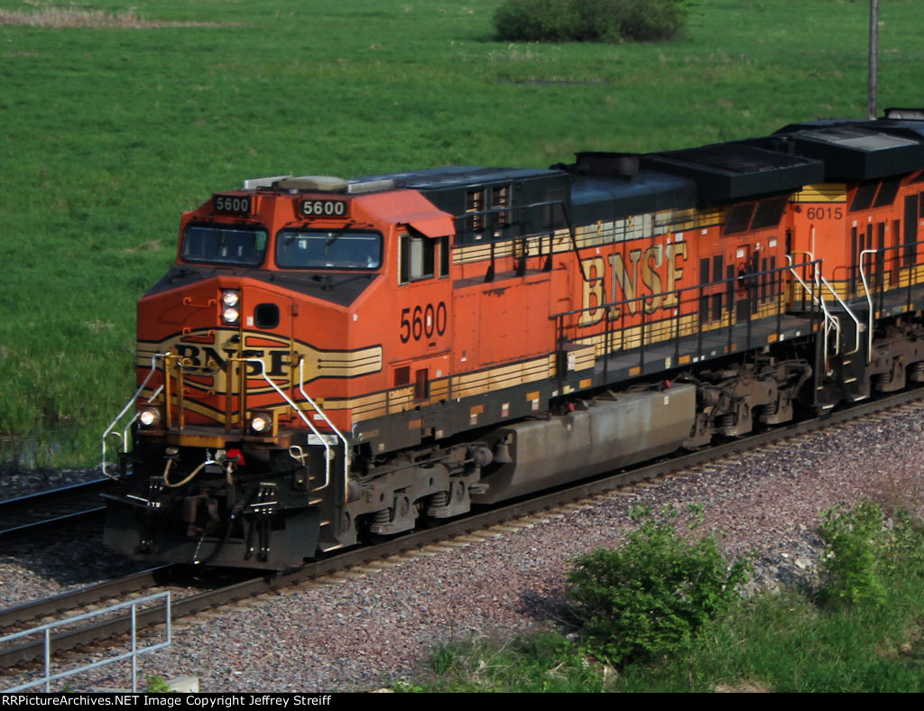 BNSF 5600